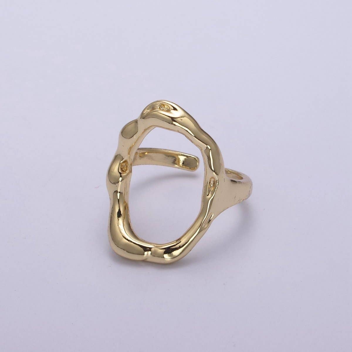 Forma – Hammered Gold Oval Ring